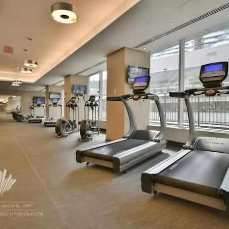 2-Bdrm And 1 Den 3 Bed Condo With 2 Bath - Walking Distance To Scotiabank Arena, Cn Tower, Union Station, Ripleys With Free Parking 多伦多 外观 照片