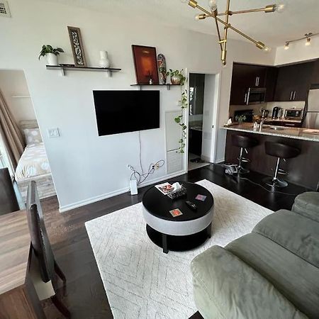 2-Bdrm And 1 Den 3 Bed Condo With 2 Bath - Walking Distance To Scotiabank Arena, Cn Tower, Union Station, Ripleys With Free Parking 多伦多 外观 照片