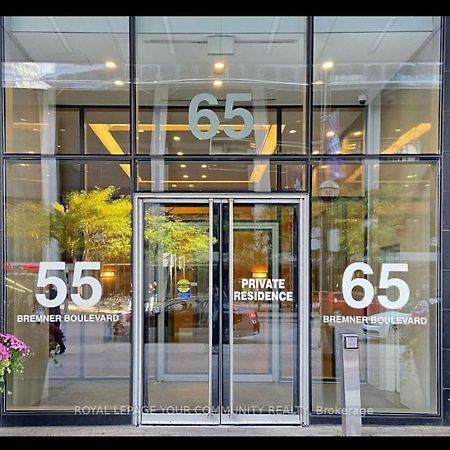 2-Bdrm And 1 Den 3 Bed Condo With 2 Bath - Walking Distance To Scotiabank Arena, Cn Tower, Union Station, Ripleys With Free Parking 多伦多 外观 照片
