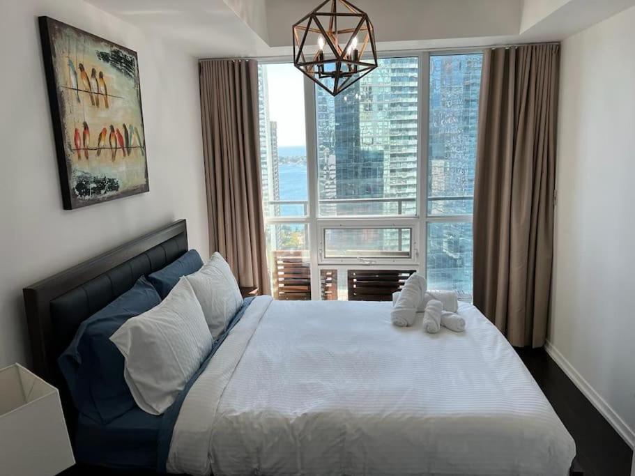 2-Bdrm And 1 Den 3 Bed Condo With 2 Bath - Walking Distance To Scotiabank Arena, Cn Tower, Union Station, Ripleys With Free Parking 多伦多 外观 照片