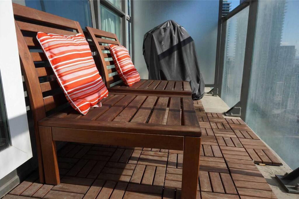 2-Bdrm And 1 Den 3 Bed Condo With 2 Bath - Walking Distance To Scotiabank Arena, Cn Tower, Union Station, Ripleys With Free Parking 多伦多 外观 照片