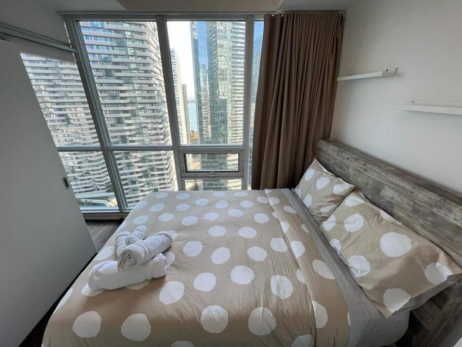 2-Bdrm And 1 Den 3 Bed Condo With 2 Bath - Walking Distance To Scotiabank Arena, Cn Tower, Union Station, Ripleys With Free Parking 多伦多 外观 照片