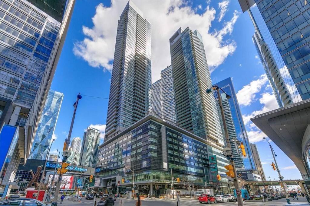 2-Bdrm And 1 Den 3 Bed Condo With 2 Bath - Walking Distance To Scotiabank Arena, Cn Tower, Union Station, Ripleys With Free Parking 多伦多 外观 照片